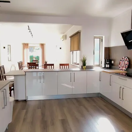 Mit 6 Schlafzimmern- Familie- Gruppen- Strand- Pool- Garten By Interhome *