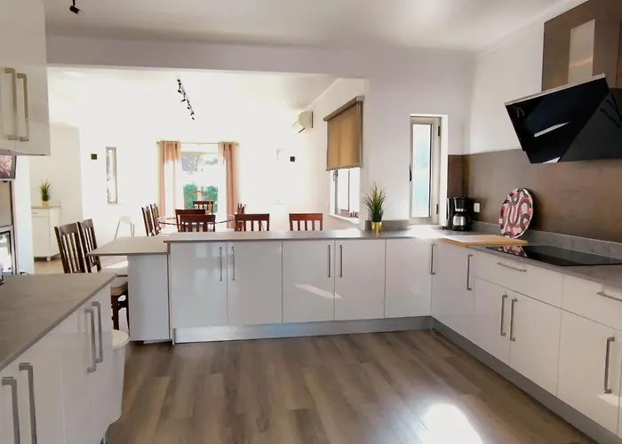 Mit 6 Schlafzimmern- Familie- Gruppen- Strand- Pool- Garten By Interhome *