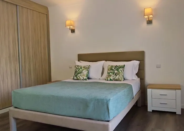 Mit 6 Schlafzimmern- Familie- Gruppen- Strand- Pool- Garten By Interhome Albufeira