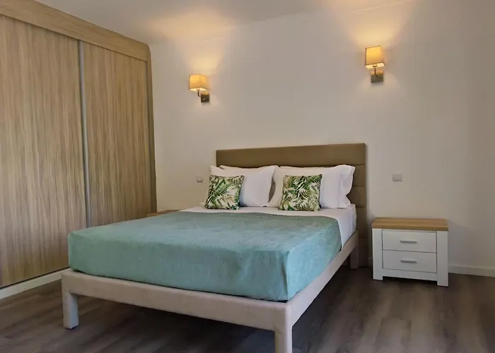 Mit 6 Schlafzimmern- Familie- Gruppen- Strand- Pool- Garten By Interhome Albufeira