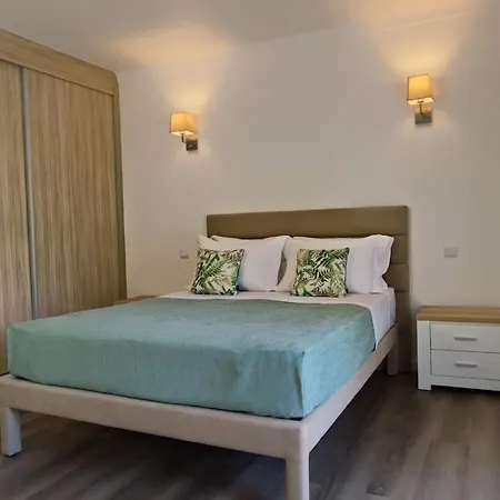 Mit 6 Schlafzimmern- Familie- Gruppen- Strand- Pool- Garten By Interhome Albufeira